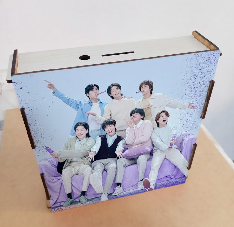 Alcancía de Madera con Metas de Ahorro | BTS